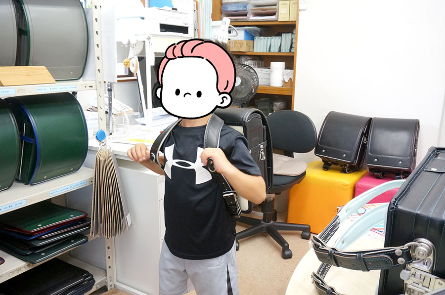 ガルソンの黒いランドセルを背負う年長児