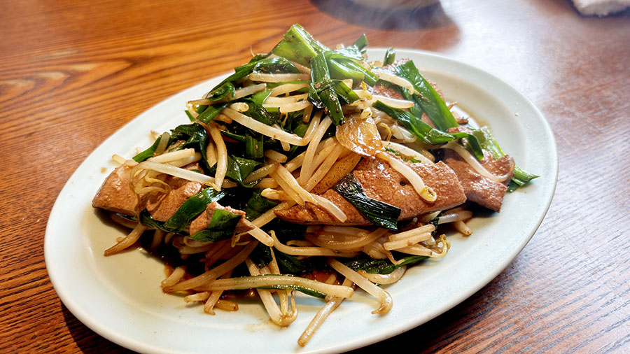 レバーとニラ、もやしを炒めたレバニラ炒めの一皿