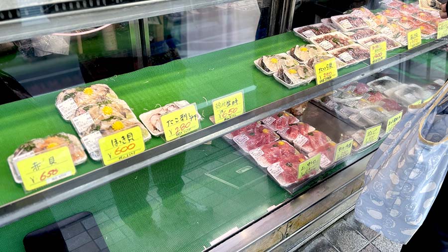 東大宮の魚政の刺身が並ぶショーケース全体
