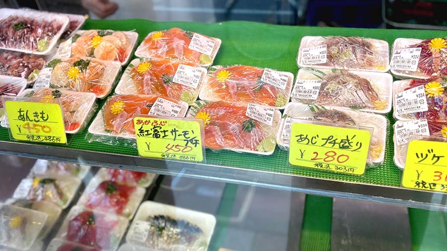 東大宮の魚政で販売されている刺身の陳列風景