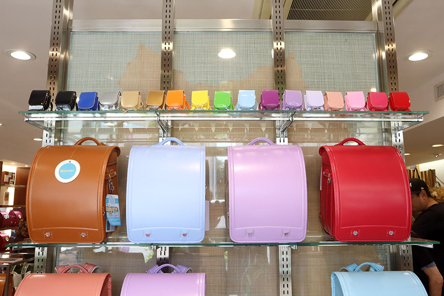 モギカバン本店店頭にならぶランドセル