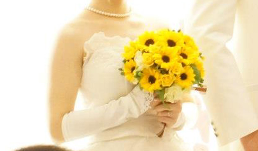 ひまわりブーケを持った花嫁