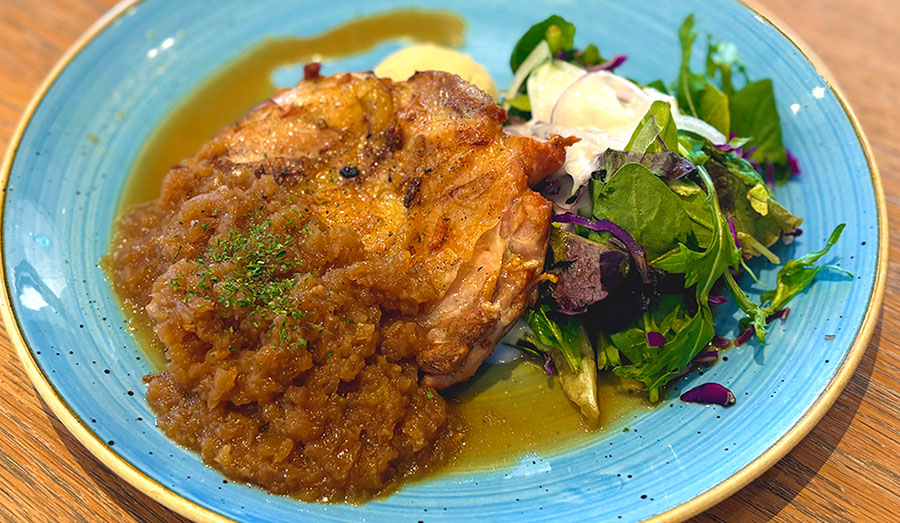 若鶏のグリルのアップ写真（ジューシーな焼き目）