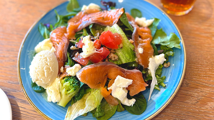 サーモンとプラータチーズのサラダディッシュの写真